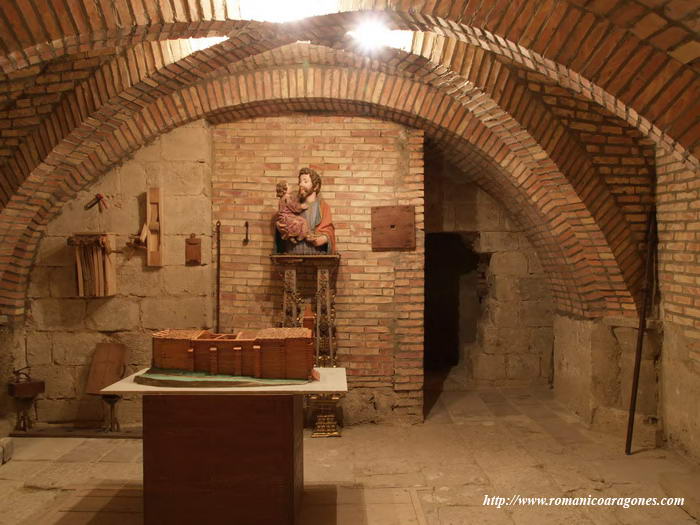 NAVE CENTRAL DE LA CRIPTA, HACIA LA CABECERA. UN MURO DE LADRILO Y OTRO DE SILLARES OCULTAN EL CILINDRO BSIDIAL